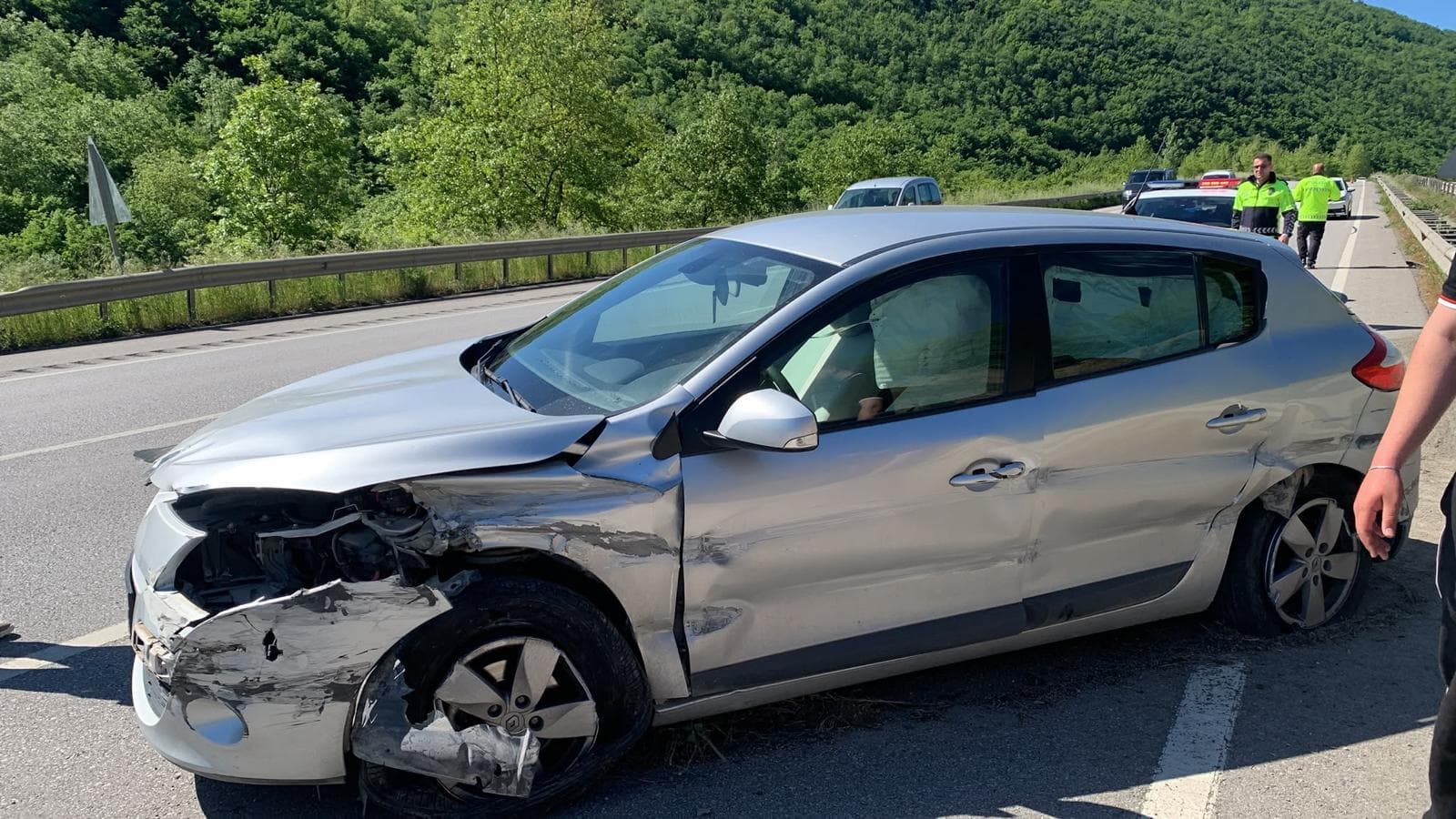 Yan ve ön darbeli hasarlı gümüş station wagon - Yenice Otomotiv hasarlı araç alımı
